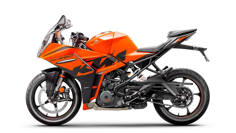 নতুন RC390-তে রয়েছে সুইচেবল ABS, লিন-সেনসিটিভ কর্নারিং ABS এবং কর্নারিং ট্র্যাকশন কন্ট্রোল। এছাড়াও, বাইকটিতে KTM এর QuickShifter Plus স্ট্যান্ডার্ড এবং একটি নতুন TFT স্ক্রিন রয়েছে। এছাড়াও আপনি সামনের ফেয়ারিং এ মাউন্ট করা LED টার্ন ইন্ডিকেটর সহ একটি নতুন ডিজাইন-এর ফুল-এলইডি হেডল্যাম্প পাবেন।