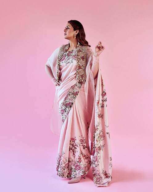 ফ্লোরাল শাড়িতে ফ্যাশনিস্তার মতো লুক হুমার। 