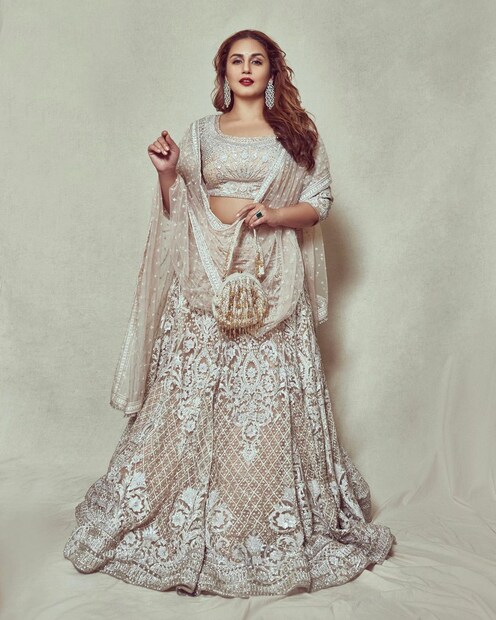 জমকালো লেহেঙ্গায় উজ্জ্বল লুক হুমার। স্পষ্ট আওয়ারগ্লাস ফিগার