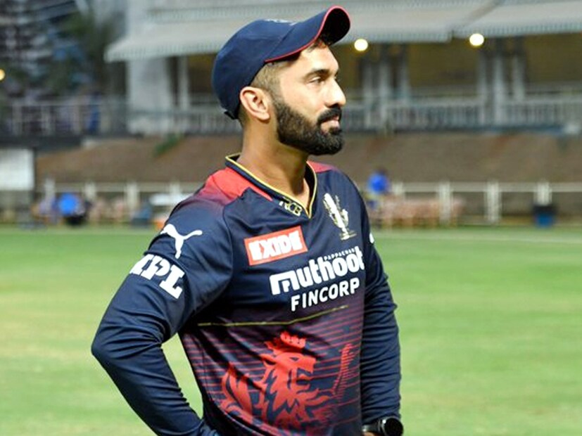 'কামব্যাক কিং' বলা হচ্ছে দীনেশ কার্তিককে। চলতি মরসুমে তিনি মোট ৩৩০ রান করেছেন। তাঁর স্ট্রাইক রেট ছিল ১৮১.৩৩। ১৬ ইনিংসের মধ্যে ১০ ইনিংসে অপরাজিত থেকে ফিরেছেন তিনি। আরসিবি যখনই সমস্যায় পড়েছে কার্তিক মুশকিল আসান হয়েছেন। তিনি একটি হাফ সেঞ্চুরি করেছেন। তবে ৩০-৪০ স্কোর দিয়ে তিনি দলকে অনেক পরিস্থিতির মোকাবিলা করতে সহায়তা করেছেন। হায়দরাবাদের বিরুদ্ধে ৮ বলে ৩০ রান করেন তিনি। একই সঙ্গে লখনউয়ের বিরুদ্ধে এলিমিনেটর ম্যাচে ২৩ বলে ৩৭ রানের স্মরণীয় ইনিংস খেলেন।