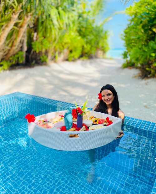 মলদ্বীপ গিয়ে ফ্লোটিং ব্রেকফাস্ট হবে না তা কী হয়! স্যুইমিং পুলে ডুবেই ব্রেকফাস্ট। 