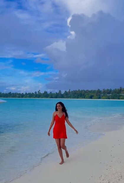 সমুদ্রের ধারে লাল রঙের ড্রেসে পারদ চড়িয়েছেন জেসমিন। ছুটি কাটানো একেই বলে। 