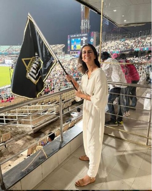 গুজরাট আইপিএল চ্যাম্পিয়ন হওয়ার পর অনেকেই আশিস নেহেরার প্রশংসা করছেন। নেহেরার স্ত্রী রুশ্মাও তাঁর স্বামীর জন্য গর্বিত।