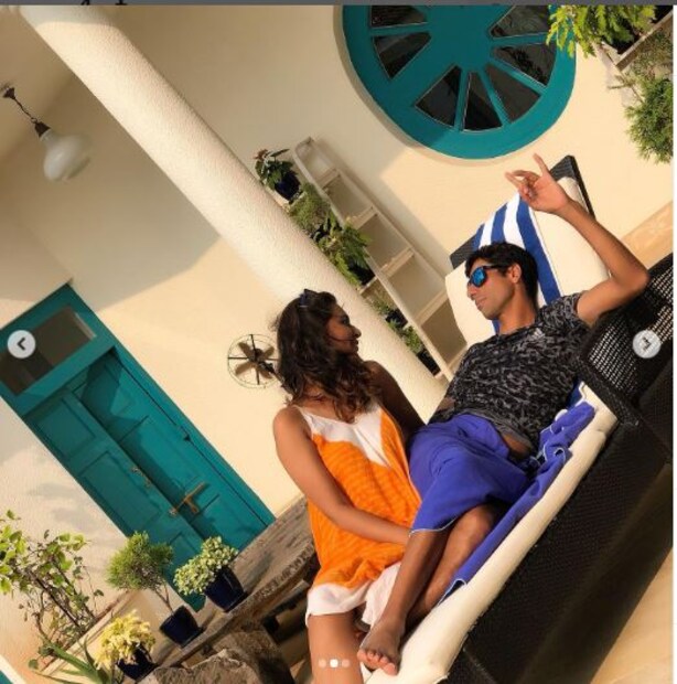 স্ত্রী রুশ্মা, ছেলে ও মেয়েকে সঙ্গে নিয়ে নেহেরা ছবি দিয়েছেন। সেই ছবিতে তাঁরা সবাই আইপিএল ট্রফির সামনে রয়েছেন।