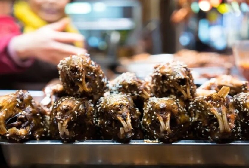 সিচুয়ান প্রদেশের চেংদুতে খরগোশের মাথার মাংস খুবই জনপ্রিয়। এতে মাংস কম থাকে এবং উপরের অংশ বেশ চর্বিযুক্ত।