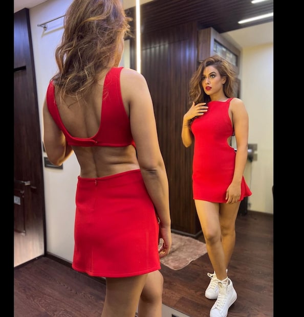 আয়নায়ে নিজেকে দেখেই মুগ্ধ নিয়া। প্রায় খোলা পিঠ। 