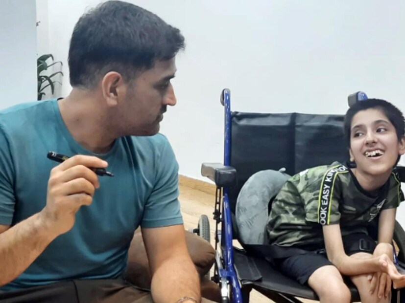 প্রিয় তারকাকে চোখের সামনে দেখে আবেগপ্রবণ হয়ে পড়েছিলেন লাবণ্য। এর পর ধোনিই তাঁর চোখের জল মুছিয়ে বলেন, কাঁদবে না।