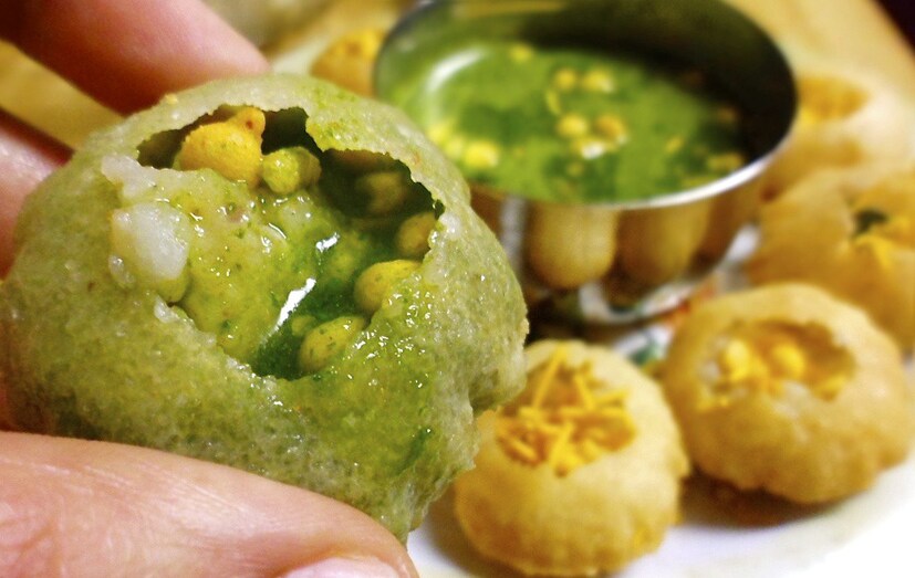 তবে এলাকা অনুযায়ী ফুচকার নাম আলাদা আলাদা হয়ে থাকে। কোথাও গুপচুপ, কোথাও গোলগাপ্পা, কোথাও পানিপুরি আবার কোথাও পানি কে পটাকে।