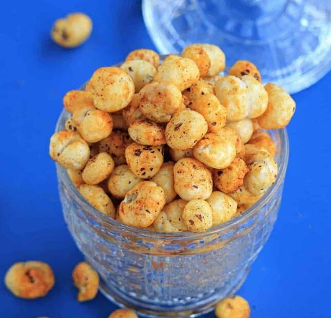 তবে সবার আগে মাখানার (fox nuts) পরিচয়টা ভেঙেই বলা যাক। মাখানা আসলে পদ্মবীজ (Lotus seeds)। আর এই খাদ্যোপাদান পুরুষদের যৌন স্বাস্থ্যের (Sexual health) জন্য অত্যন্ত উপকারী। বিশেষজ্ঞদের মতে, চল্লিশ পার করলেই বহু পুরুষই যৌন সমস্যায় ভুগে থাকেন। আর সেই সঙ্গে পুরুষত্বহীনতার শিকার হন। এর জন্য দায়ী উচ্চ রক্তচাপ এবং ডায়াবেটিস। আসলে এই দুই ঘাতক রোগের জন্য পুরুষাঙ্গে ঠিক মতো রক্ত সঞ্চালন হতে পারে না। ফলে যৌন সমস্যা দেখা দিতে পারে। আর এই সমস্যা থেকে মুক্তির উপায় হল মাখানা। এমনই দাবি করছেন বিশেষজ্ঞরা। তাঁদের বক্তব্য, নিয়মিত মাখানা খেলে পুরুষরা এই ধরনের যৌন সমস্যা (Sexual problem) থেকে মুক্তি পেতে পারেন। Representative Image