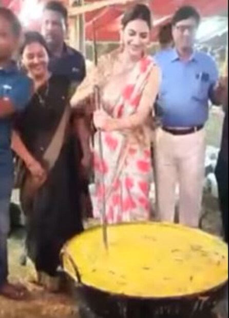 রান্না করে আবার সকলকে জিজ্ঞাসা করলেন, &quot;কি পেরেছি?&quot; সঙ্গে সঙ্গে উত্তরে সম্মতি জানান সকলে। 