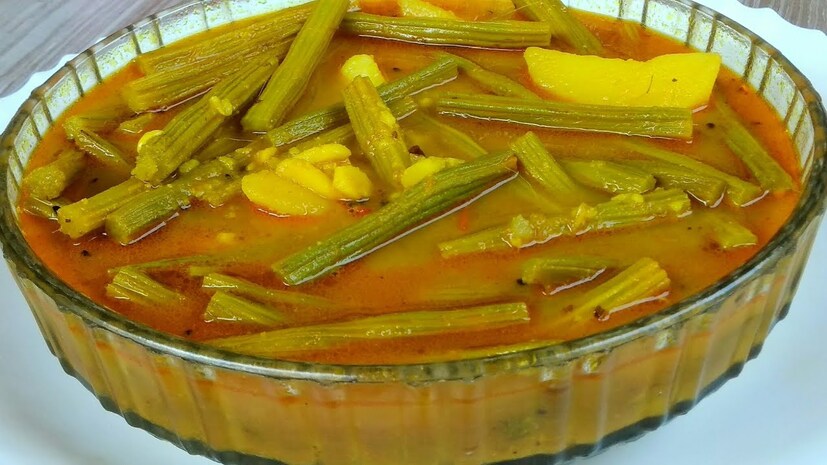  সজনে ডাঁটার স্যুপ তৈরির প্রক্রিয়া: উপকারী এই স্যুপ তৈরির প্রক্রিয়া খুবই সহজ। প্রথমে সজনে ডাঁটার খোসা ছাড়িয়ে ধুয়ে পরিষ্কার করে ছোট ছোট টুকরো করে কেটে নিতে হবে। এবার ২ কাপ জল গরম করে ১০০ গ্রাম টুকরো করা ডাঁটা দিতে হবে। এর পর জল ফুটতে শুরু করবে। জল ফোটার পরে তা অর্ধেক হয়ে এলে আঁচ থেকে নামিয়ে নিতে হবে। এবার ডাঁটার ভিতরের শাঁস বার করে ছেঁকে নিতে হবে। তাতে স্বাদমতো লবণ এবং গোলমরিচ মিশিয়ে নিয়ে পান করতে হবে। এই স্যুপ খালি পেটে পান করলে শরীর সুস্থ থাকবে। Representative Image