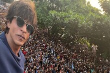 দু'বছর পর, ইদে ভক্তের ডাকে সাড়া দিলেন শাহরুখ খান! তুললেন সেলফি! ওড়ালেন চুম্বন!