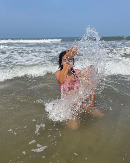 তবে এই মুহূর্তে শ্রিয়া রয়েছেন গোয়ায়। সেখানে গোলাপি বিকিনিতে ঝড় তুলেছেন নায়িকা। photo source Instagram 