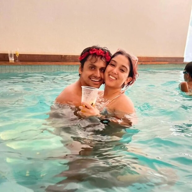 আর এই ছবি দেখার পর থেকেই নেটদুনিয়ায় শুরু হয়েছে চর্চা। এমনকি বলিউডেও চলছে কানাঘুষো। তবে কি রিনা ও কিরণ দু'জনের সঙ্গেই এখন থাকছেন আমির খান। না, তেমনটা না হলেও। দুই স্ত্রীয়ের সঙ্গেই সু সম্পর্ক রয়েছে আমিরের। তাঁর এখন সব জায়গায় এক সঙ্গেই সময় কাটান। এমনকি দুই পক্ষের ছেলে মেয়েদের দারুণ ভালো সম্পর্ক। বিয়ে ভেঙেও দুই স্ত্রীয়ের সঙ্গেই ভালোবাসার সম্পর্কে আছেন আমির খান।  photo source Instagram 