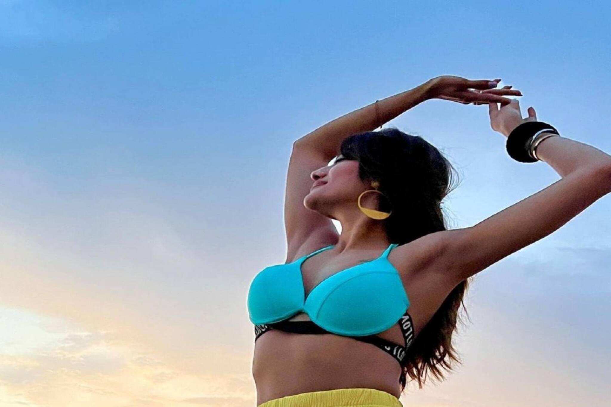 আকাশ-রঙা বিকিনি! দু'হাত মেলে দিলেন নুসরত! শরীরী ছন্দে আঁকলেন ছবি! ভাইরাল