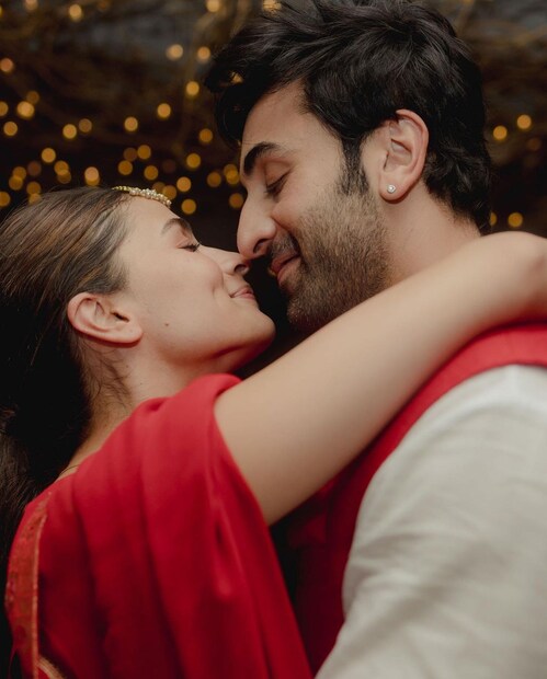 তবে সেই সময়ে রণবীরের এই উত্তরে যে সন্তান আসার ইঙ্গিত লুকিয়ে ছিল কেউ বুঝতে পারেননি। এখানেই শেষ নয়। আরও একটি ইঙ্গিত দিয়েছিলেন তাঁরা। 