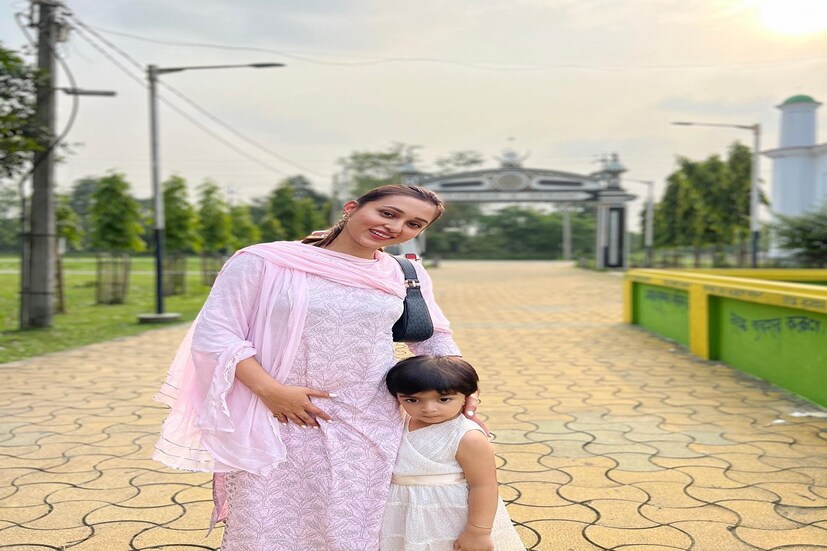 সেখানে কিছুটা সময় কাটিয়ে এদিন বিকেল পৌনে পাঁচটা নাগাদ জলপাইগুড়ি পান্ডাপাড়ার নিজের বাড়ির উদ্দেশ্যে রওনা দেন।Photo Courtesy- Mimi Chakravarty/ Facebook