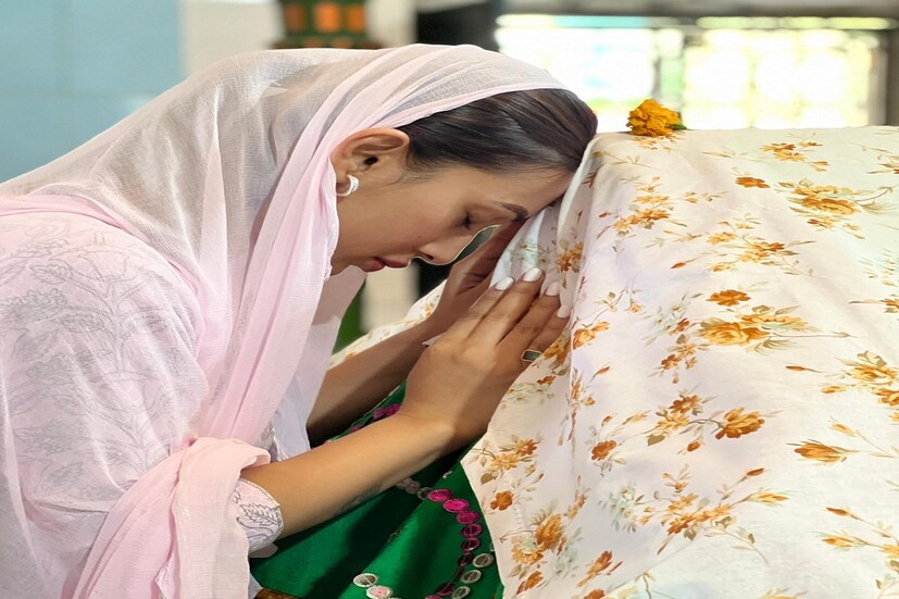 কোচবিহার: বোনের মেয়েকে নিয়ে সোমবার বিকেলে হলদিবাড়ি হুজুর সাহেবের মাজার পরিদর্শন করলেন অভিনেত্রী সাংসদ মিমি চক্রবর্তী। Photo Courtesy- Mimi Chakravarty/ Facebook