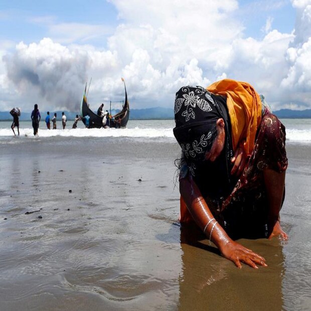 ৪০-এর যুবকের বাড়ি মুম্বইয়ে। জামিয়া মিলিয়া ইসলামিয়া থেকে অর্থনীতিতে স্নাতকের পাঠ শেষে মাস কমিউনিকেশনের একটি কোর্স করেন। টেলিভিশন সাংবাদিক হিসেবে কেরিয়ার শুরু করেছিলেন দানিশ সিদ্দিকি। যদিও পরবর্তীতে চিত্র সাংবাদিকতাকেই পেশা হিসেবে বেছে নেন তিনি। ২০১০ সালে আন্তর্জাতিক সংবাদ সংস্থা রয়টার্সে শিক্ষানবীশ চিত্র সাংবাদিক হিসেবে যোগ দেন। কর্মদক্ষতা দিয়ে অনায়াসেই সংস্থার প্রধান চিত্র সাংবাদিকের পদ পান দানিশ।