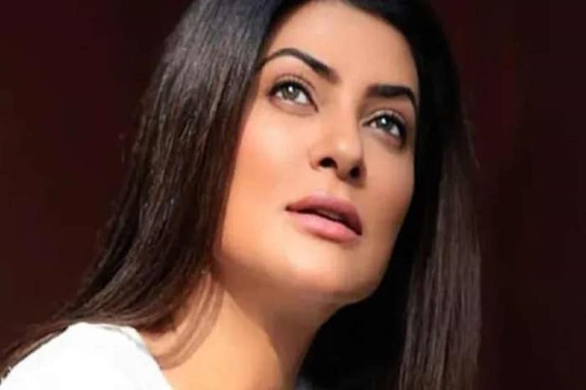 গত বছর দীর্ঘদিনের বয়ফ্রেন্ড রোহমান শলের সঙ্গে সম্পর্ক বিচ্ছেদের কথা ঘোষণা করেছিলেন অভিনেত্রী। তিনি লিখেছিলেন,  &quot;আমরা বন্ধু হিসেবে শুরু করেছিলাম। এখনও বন্ধুই আছি। সম্পর্ক অনেকদিন চলল… ভালোবাসা এখনও আছে।&quot; 