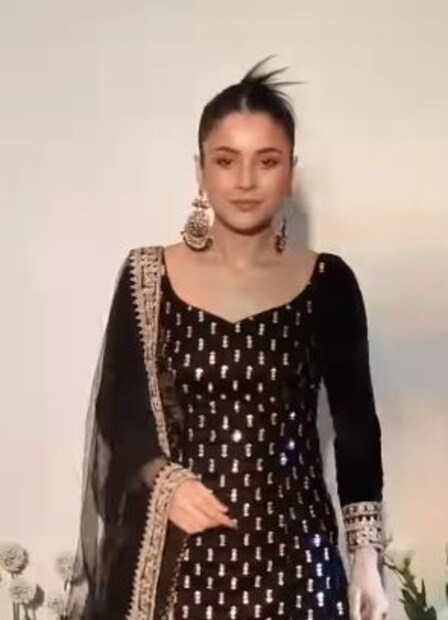 বোন অর্পিতার বাড়িতে সলমনের ইদের পার্টিতে বসেছিল তারকাদের মেলা। নিমন্ত্রিত ছিলেন বিগবস খ্যাত শেহনাজ গিলও। 