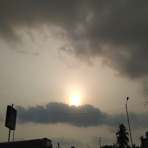কলকাতা-সহ দক্ষিণবঙ্গের বেশিরভাগ জেলাতেই বুধ ও বৃহস্পতিবার হালকা থেকে মাঝারি বৃষ্টির সম্ভাবনা ৷ বিক্ষিপ্তভাবে দু-এক পশলা ভারী বৃষ্টির সঙ্গে ৩০ থেকে ৪০ কিলোমিটার প্রতি ঘণ্টা বেগে ঝোড়ো হাওয়া থাকতে পারে। আজ, সোমবার সন্ধ্যের মধ্যে মৎস্যজীবীদের ফিরে আসতে নির্দেশ দেওয়া হয়েছে। আগামিকাল, মঙ্গলবার থেকে সমুদ্রে যেতে নিষেধ মৎস্যজীবীদের। দিঘা, মন্দারমনির সমুদ্র সৈকতে পর্যটকের নিষেধাজ্ঞা জারি করা হয়েছে। সমুদ্রতটের সমস্ত রকম বিনোদন মূলক কাজ ও খেলাধুলা বন্ধ রাখতে নির্দেশ দেওয়া হয়েছে। 