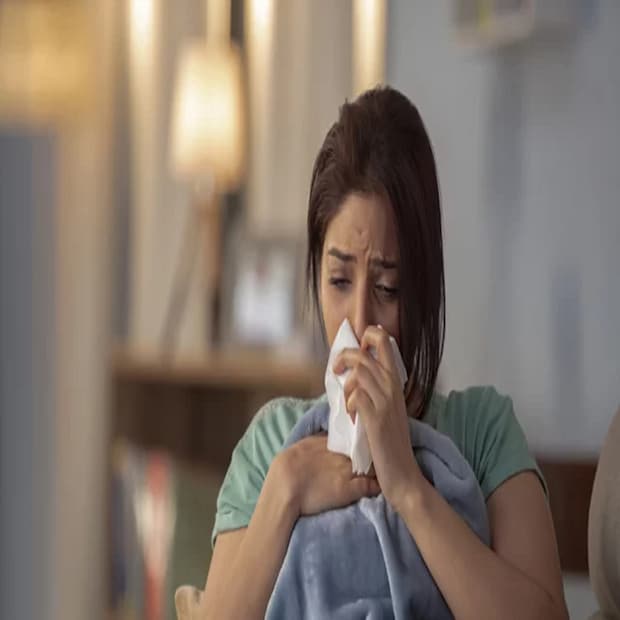 রাতের দিকে একটু ঠান্ডা হাওয়া দেয়, ছোটদের বেশি পাতলা জামা পরাবেন না। গলাব্যথার ধাত থাকলে পাতলা স্কার্ফ জড়াতে পারেন।