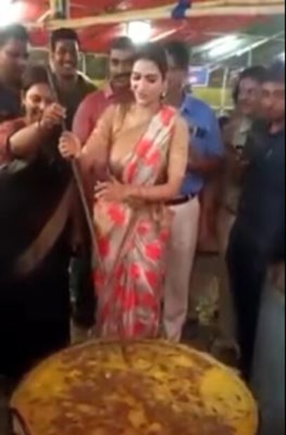 তবে শুধুই পুজোর উদ্বোধন নয়। সেখানেই পুজোর ভোগ রান্নাতেও হাত লাগান অভিনেত্রী। একেবারে যেন পাড়ার মেয়ের মতোই ভূমিকা নেন অভিনেত্রী। 