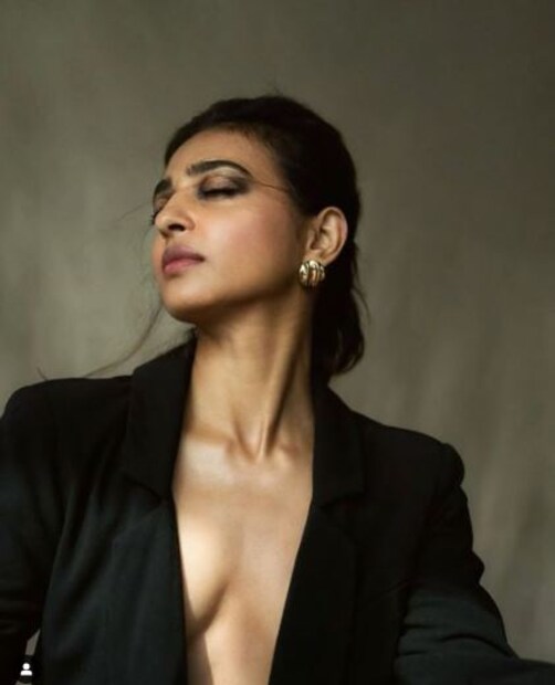 এছাড়াও আরও একটি অভিজ্ঞতাও শেয়ার করেছিলেন রাধিকা। তখন দেব-ডি ছবির অডিশন চলছিল মুম্বইয়ে। সেই ছবির অডিশনে নাকি ফোন সেক্সের দৃশ্যে অভিনয় করতে বাধ্য হয়েছিলেন অভিনেত্রী। 