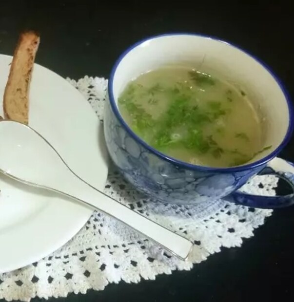 সজনে ডাঁটার স্যুপ (Drumstick Soup) আবার দেহের শক্তি বৃদ্ধি করার পাশাপাশি সর্দি, কাশি, গলা ব্যথার মতো সমস্যা দূর করে। এমনকী সজনে ডাঁটার এই স্যুপ নিয়মিত সেবন করলে তা যৌন স্বাস্থ্যের জন্য খুবই ভাল। এই স্যুপে শাক-সবজি এবং মুসুর ডাল যোগ করলে আরও ভালো ফল মিলবে। দেশের বিভিন্ন জায়গায় এই স্যুপ খাওয়ার চল রয়েছে। শুধু তা-ই নয়, আয়ুর্বেদেও এর বর্ণনা রয়েছে। এমনকী আয়ুর্বেদ শাস্ত্রে একে ‘অমৃত’ বলেই গণ্য করা হয়। কারণ এই স্যুপ প্রোটিন, ভিটামিন এবং ফাইবারে ভরপুর। এমনকী সজনে ডাঁটার এই ঝোল বা স্যুপ শরীরের রক্তের ঘাটতি পূরণ করতেও সাহায্য করে। ডাঁটার স্যুপ ছাড়াও আরও একটা পদ রয়েছে। এই সজনে পাতা সেদ্ধ করে সেই জলে মধু এবং লেবু মিশিয়ে পান করলে দেহের প্রয়োজনীয় ভিটামিন এবং প্রোটিনের চাহিদা মেটে। তাই দেখে নেওয়া যাক ডাঁটার স্যুপ তৈরির প্রক্রিয়া এবং এর উপকারিতা। Representative Image