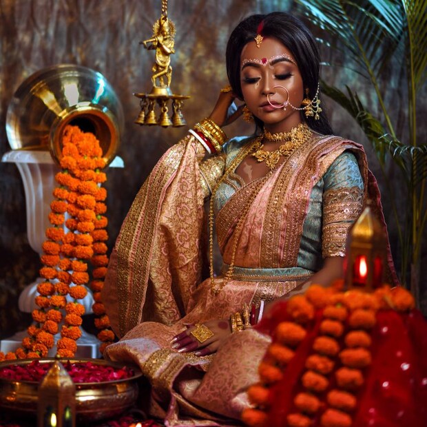 কোনও ছবিতে তিনি ধরা দিয়েছেন পূজারিণী বেশে