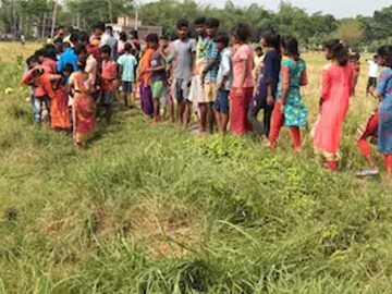 পুকুর পাড়ে মাথার খুলি উদ্ধার! পাশেই পড়ে মহিলার পোশাক, ঘটনায় তুমুল চাঞ্চল্য