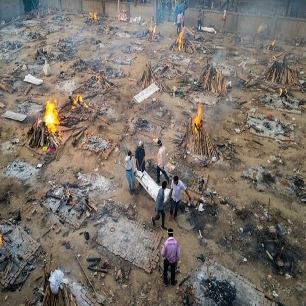 রয়টার্সের সাংবাদিক দানিশ সিদ্দিকি ও তাঁর তিন সহকর্মী ওয়াশিংটন পোস্টের সাংবাদিক আদনান আবিদি, সান্না ইরশাদ মাট্টু ও অমিত দাভে - প্রত্যেকেই দেশের কোভিড মহামারি ও মহামারির ক্ষয়ক্ষতির ছবি তোলার জন্য পুলিৎজার পুরস্কার পেয়েছেন।