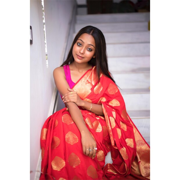 এলোচুলে এই ছবিতে তিনি বনমালীকে পরজনমে রাধা হওয়ার জন্য বলেছেন 