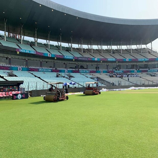 ইডেনের সম্পূর্ণ কভার তুলে দেওয়া হল, আর বৃষ্টি না হলে নির্দিষ্ট সময়ে খেলা শুরু হবে জানালেন সিএবি প্রেসিডেন্ট অভিষেক ডালমিয়া৷ 