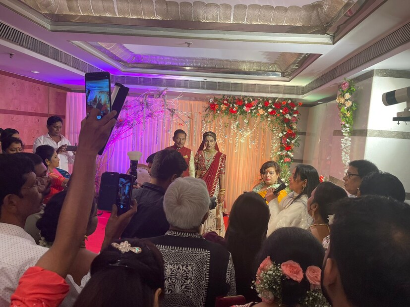  রিসেপশনে উপস্থিত ছিলেন সস্ত্রীক প্রাক্তন ক্রিকেটার দেবাং গান্ধি ৷ এসেছিলেন স্নেহাশীষ গঙ্গোপাধ্যায়-সহ অন্যান্য সিএবি কর্তারাও ৷