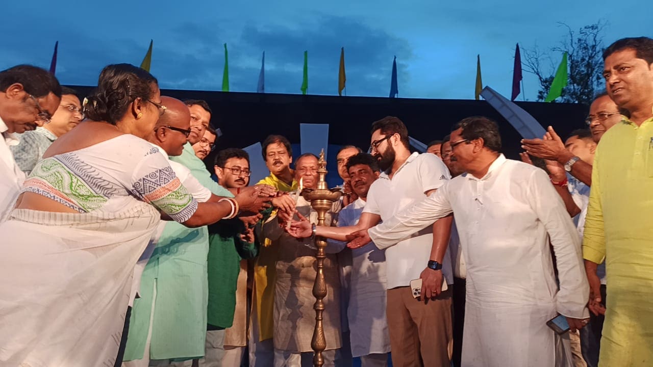 অনুষ্ঠানের সূচনা।