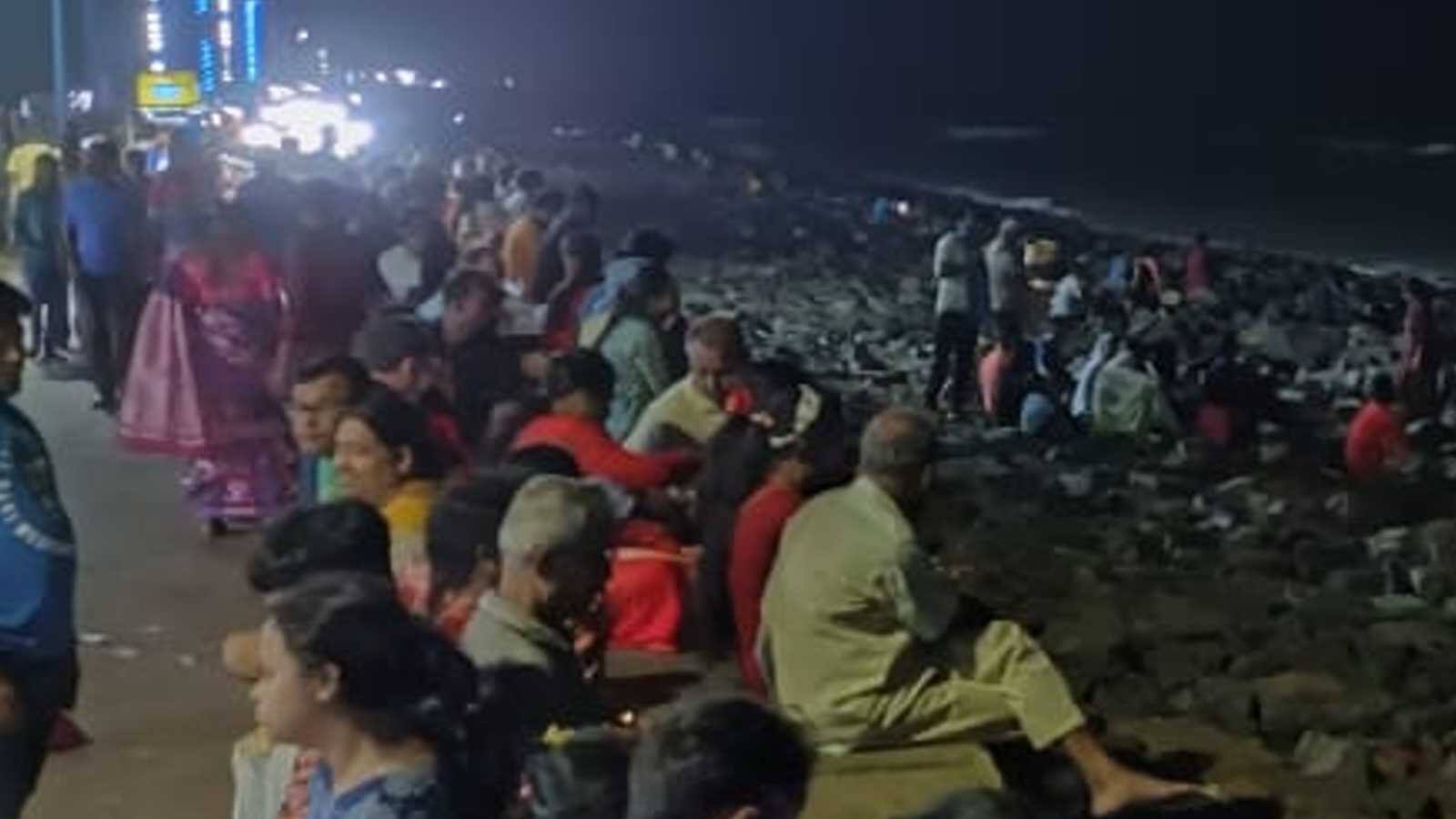 Digha দিঘার সৈকতে উপচে পড়া ভিড়! গরম এড়াতে সামুদ্রিক হাওয়া খেতেই