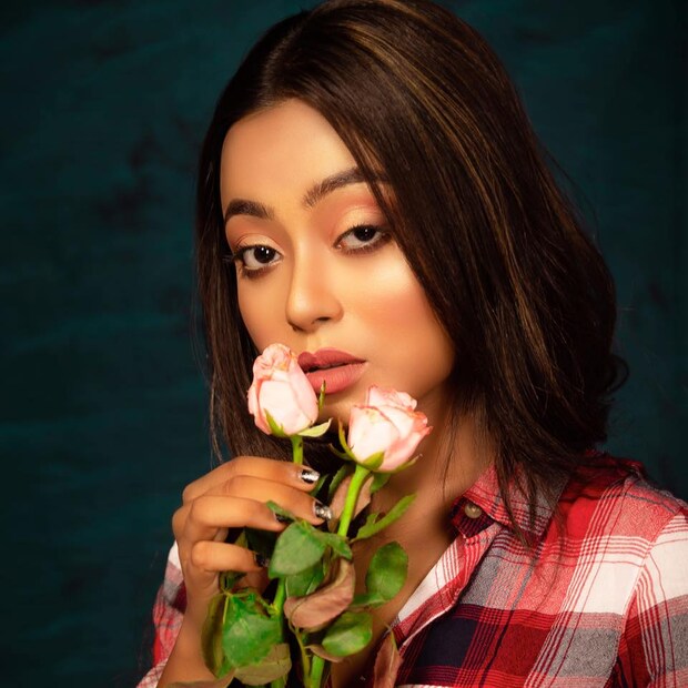 ‘আমি তোমার জগতে এসে তাকে নিজের নগরী করে তুলতে চাই৷’ গোলাপবালা হয়ে এ কথাই বলতে চান তিনি