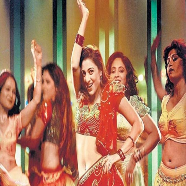 চাঁদনি বার-- টাবুর অন্যতম সেরা অভিনয় বলা হয় চাঁদনি বার-কে। ২০০১ সালে মুক্তিপ্রাপ্ত এই ছবিতে পরিস্থিতির চাপে জোর করে এক যুবতীকে বারে নাচ করার গল্প দেখানো হয়েছে। অ্যামাজন প্রাইমে দেখতে পাবেন এই ছবি। 