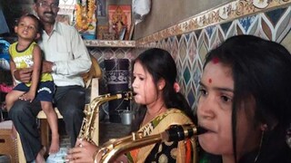বাংলার বাধ্যকর বধূ! অতিমারীতে স্যাক্সোফোন বাজিয়ে নজির গড়েছেন দুই মহিলা 