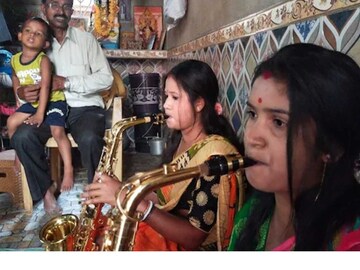 বাংলার বাধ্যকর বধূ! অতিমারীতে স্যাক্সোফোন বাজিয়ে নজির গড়েছেন দুই মহিলা 