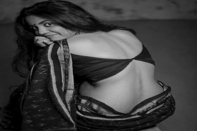 বড় প্রিন্ট ও বর্ডার  বড় আকারের প্রিন্ট দেওয়া শাড়ি চেহারায় কার্ভ নিয়ে আসে। অন্যভাবে পরতে গেলে বর্ডারের কথাও একবার চিন্তা করতে হবে। থ্রেড এমব্রয়ডারি, জরির কাজ, মুক্তো, পাথর এবং নানা উজ্জ্বল ডিজাইন কার্ভগুলিকে হাইলাইট করবে।  Photo  Courtesy- Facebook 