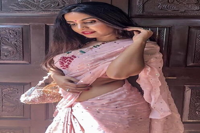 সঠিক রঙ  শুধু শাড়ির প্রকার নয়, খেয়াল রাখতে হবে শাড়ির রঙেও। লাল, কমলা, হলুদ, বেগুনি এরকম উজ্জ্বল রঙের শাড়ির উপরেও শারীরিক গঠন কেমন দেখাতে পারে সেটা নির্ভর করে। এছাড়াও আরও বেশি গর্জাস দেখাতে হাল্কা প্যাস্টেল শেড, উজ্জ্বল নিয়ন বা সাদাটে রঙ বেছে নেওয়া যেতে পারে।  Photo  Courtesy- Facebook 