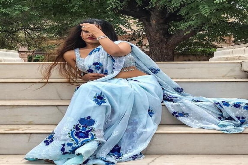 শাড়ির প্রকার  যদি চেহারা রোগা পাতলা হয় তাহলে শিফন বা জর্জেট জাতীয় শাড়ি না পরলে ভালো হয়। বরং তার পরিবর্তে কাঞ্জিভরম, তসর, হ্যান্ডলুম বা বেনারসি বেছে নিতে হবে। এই শাড়িগুলো জমকালো এবং ভারী হয়, ফলে যিনি পরবেন, তাঁর চেহারাতেও ভারিক্কি ভাব নিয়ে আসবে।  Photo  Courtesy- Facebook 