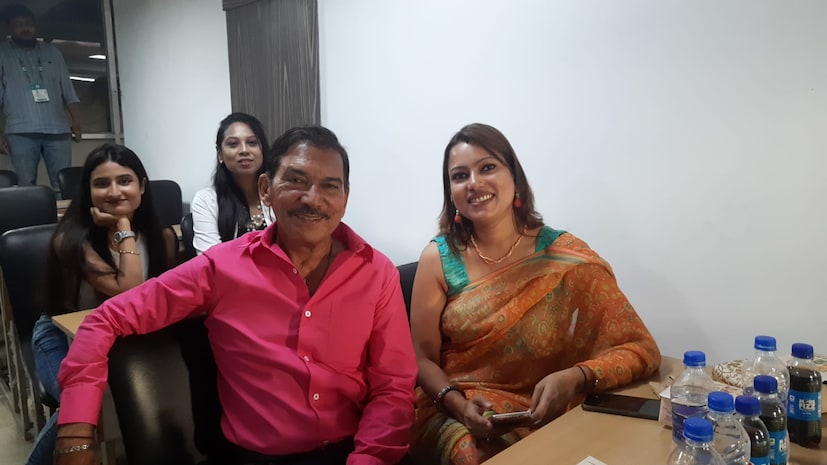 অরুণ লাল জানান, তিনি আরসিবির সমর্থক ৷ অন্যদিকে এদিনের ম্যাচে লখনউকে সমর্থন করছেন স্ত্রী বুলবুল ৷