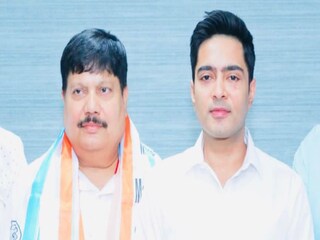 অভিষেক বন্দ্যোপাধ্যায়ের হাত ধরে ঘরে ফিরলেন অর্জুন সিং
