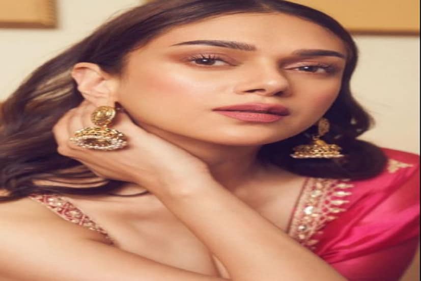 রাতের খাবার অদিতি তাড়াতাড়ি রাতের খাবার খেয়ে নেওয়ার চেষ্টা করেন এবং রাতে বেশিরভাগ দিনই তিনি কার্বোহাইড্রেট খান না।