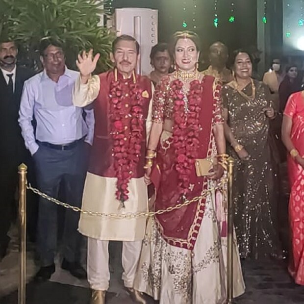 সাত পাকে বাঁধা পড়লেন ছেষট্টির অরুণ লাল ৷ পাত্রী ৩৭ বছরের ইংরেজি শিক্ষিকা বুলবুল সাহা ৷ Story: Eeron Roy Barman