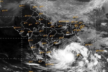 ভোল বদলাচ্ছে সাইক্লোন অশনি, ১০০ কিলোমিটার অবধি গতিতে বইবে ঝড় ভোল বদলাচ্ছে সাইক্লোন অশনি, ১০০ কিলোমিটার অবধি গতিতে বইবে ঝড়